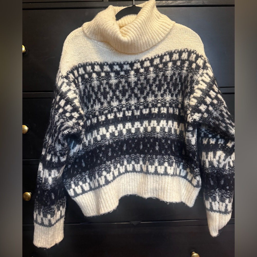 Universal Thread Black and Cream Patterned Turtleneck Sweater